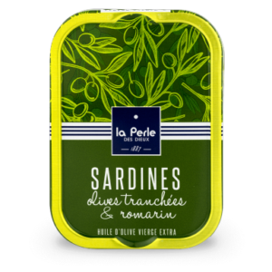Boite de sardines de la conserverie la perle des dieux, cuisinées aux olives et romarin.