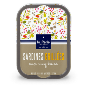 Boite de sardines grillées aux saveurs des cinq baies. Produites par la conserverie La Perle des Dieux.