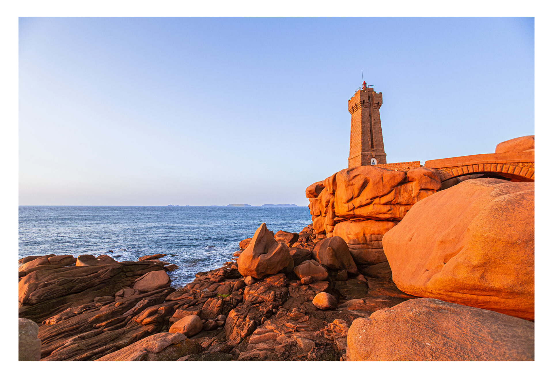 Photo du phare de Ploumanac'h sur la cote de granit rose en Côtes-d'Armor, Bretagne.