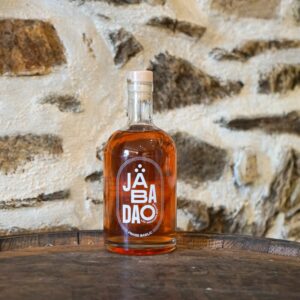 Rhum arrangé artisanal de Bretagne saveur fraise basilic fabriqué par Jabadao et vendu par Chez Ty Kouign.